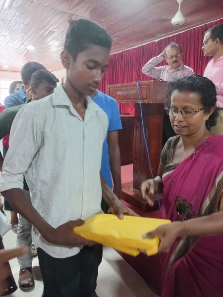 Distribution of financial aid and educational equipment20230504 2