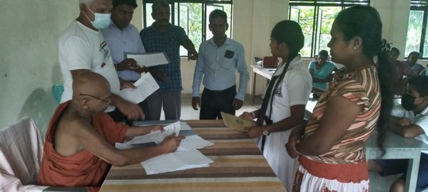 scholarship grants to low income school children in Grama Niladhari Vasam 4