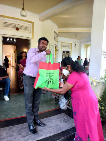 Providing dry food parcels for low-income families / Homagama (2022-09-02)