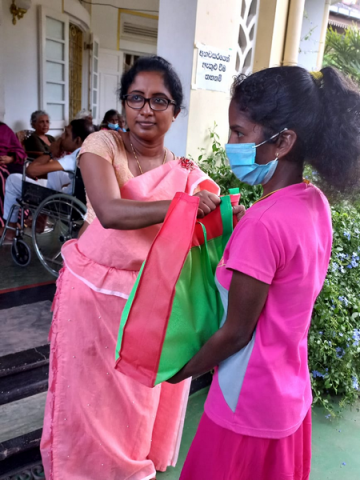 Providing dry food parcels for low-income families / Homagama (2022-09-02)