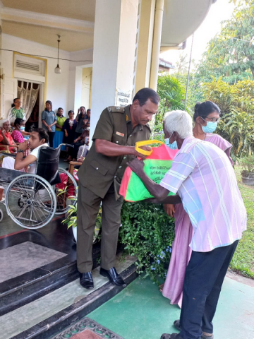 Providing dry food parcels for low-income families / Homagama (2022-09-02)