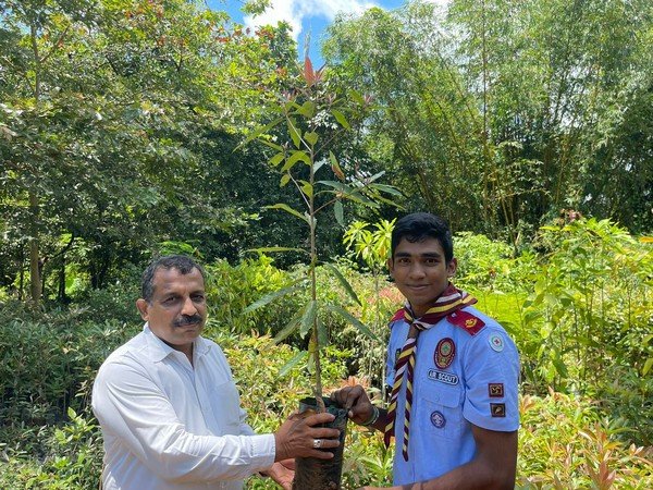 A tree planting program on both sides of the Homagama-Katuwana bypass road (2023-09-23)