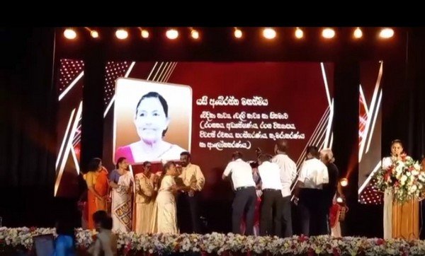 Homagama artists honored with "Vishwabhinandana" award (2023-11-22)